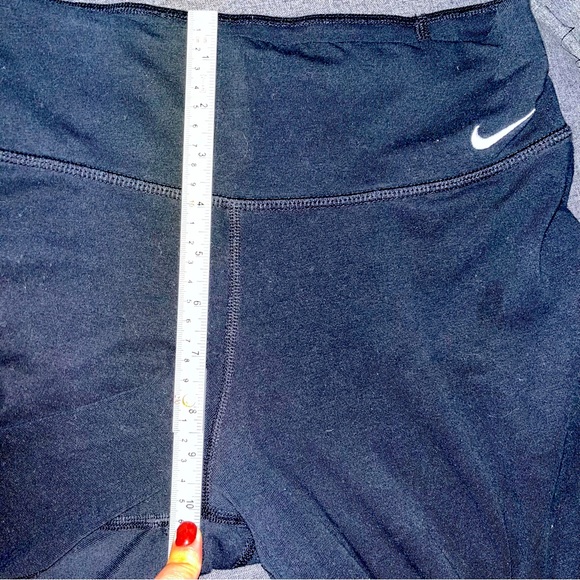 NIKE | Capri Leggings | Medium - Picture 4 of 4